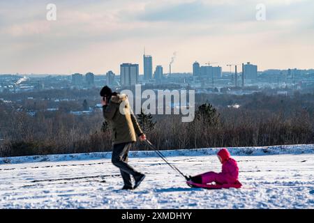 Escursionisti, escursionisti, slittino Skyline City Essen, sulla Schurenbach slagheap, Essen, Germania, Europa Foto Stock