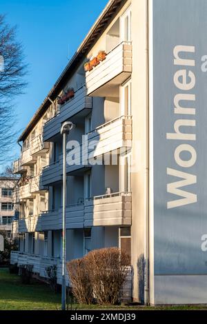 Edifici residenziali, appartamento in affitto, facciata con iscrizione, Wohnen, su Adolf-Schmidt-Strasse, Essen-Holsterhausen, Essen, nord Foto Stock