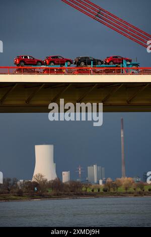 Beeckerwerther Bruecke, ponte autostradale, A42, camion, nave da carico sul Reno, dietro la centrale elettrica a carbone STEAG Duisburg-Walsum, torre di raffreddamento Foto Stock