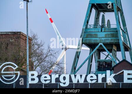 Ex miniera RAG Ewald, telai, albero 7, cavalletto doppio, dietro di essa la centrale eolica sulla punta Hoppenbruch a Herten, Nord Foto Stock