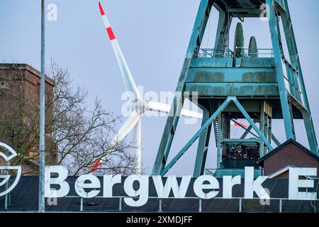 Ex miniera RAG Ewald, telai, albero 7, cavalletto doppio, dietro di essa la centrale eolica sulla punta Hoppenbruch a Herten, Nord Foto Stock
