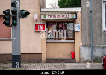 Trinkhalle, chiosco, molto piccolo, stretto, tra due edifici residenziali, a Wattenscheid, a Wattenscheider Hellweg, Bochum, Renania settentrionale-Vestfalia Foto Stock