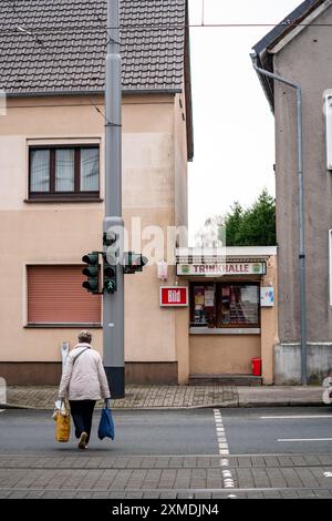 Trinkhalle, chiosco, molto piccolo, stretto, tra due edifici residenziali, a Wattenscheid, a Wattenscheider Hellweg, Bochum, Renania settentrionale-Vestfalia Foto Stock