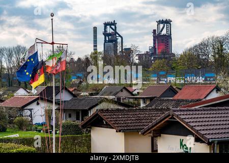 Giardini di allotment lungo l'autostrada A42, associazione giardino di allotment Emschertal, Emscherschnellweg, a Duisburg-Beeck, barriera antirumore, vista sul Foto Stock