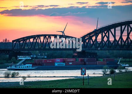 Nave da carico sul Reno vicino a Duisburg-Beeckerwerth, ponte ferroviario Haus-Knipp, Duisburg, Renania settentrionale-Vestfalia, Germania Foto Stock