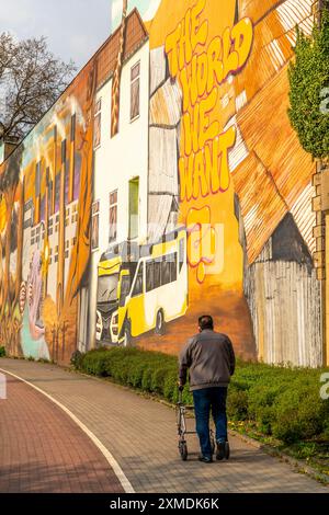 Grande murale nell'ambito della campagna Urbanart Weltbaustellen Renania settentrionale-Vestfalia, sui temi dell'ecologia, dell'ambiente, delle questioni sociali, dell'economia Foto Stock