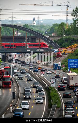 Cantiere autostradale, ricostruzione dello svincolo autostradale di Herne, A42 e A43, nuova costruzione di un cavalcavia ferroviario, nuovo ponte a quattro binari Foto Stock