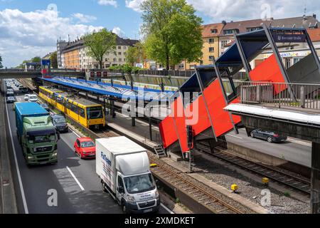 Autostrada A40, Ruhrschnellweg, nella via d'attraversamento di Essen, barriera acustica, tram, metropolitana della Ruhrbahn, fermata Breslauer Strasse, Nord Foto Stock