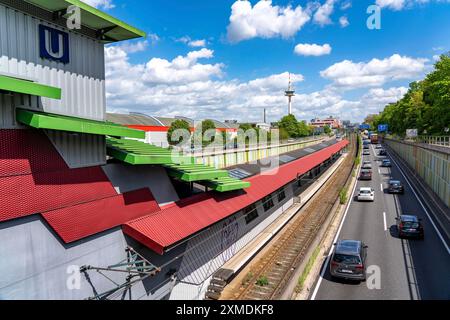 Autostrada A40, Ruhrschnellweg, sulla strada di Essen, barriera antirumore, Renania settentrionale-Vestfalia, Germania Foto Stock