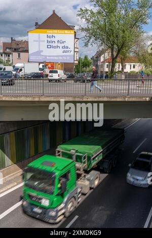 Autostrada A40, Ruhrschnellweg, nella via d'attraversamento di Essen, barriera acustica, pubblicità religiosa dell'Evangelisch Freikirchliche Gemeinde Foto Stock