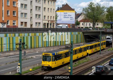 Autostrada A40, Ruhrschnellweg, nella via d'attraversamento di Essen, barriera acustica, pubblicità religiosa dell'Evangelisch Freikirchliche Gemeinde Foto Stock