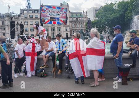 Londra, Regno Unito. 27 luglio 2024. I sostenitori drappeggiati in Inghilterra si riuniscono a Trafalgar Square per ascoltare un evento chiamato "Uniting the Kingdom" organizzato dal leader di estrema destra Tommy Robinson precedentemente conosciuto come Stephen Yaxley Lennon. C'è una marcia anti fascista contro la manifestazione di Tommy Robinson. Crediti: Amer Ghazzal/Alamy Live News Foto Stock