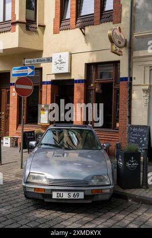 Ristorante, Cafe zum Anker, ispettore della scena del crimine Horst Schimanski, pub cult, auto originale Citroen CX da Schimmi, quartiere portuale Foto Stock