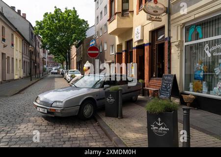 Ristorante, Cafe zum Anker, ispettore della scena del crimine Horst Schimanski, pub cult, auto originale Citroen CX da Schimmi, quartiere portuale Foto Stock