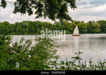 Sechs-seen-Platte, un'area ricreativa locale nel sud di Duisburg, vicino al quartiere Wedau, 6 ex pozzi di ghiaia, barca a vela sul Foto Stock