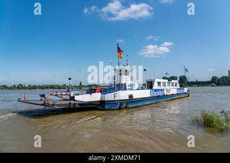 Molo dei traghetti del Reno Walsum-Orsoy, traghetto del Reno per Duisburg Walsum, Rheinberg-Orsoy, Renania settentrionale-Vestfalia, Germania Foto Stock