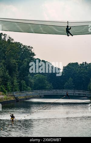 Albero 2 albero, giardino di arrampicata, corso di corde alte nel parco sportivo Wedau, corso di regata, percorso di arrampicata sul canale parallelo, Duisburg Foto Stock