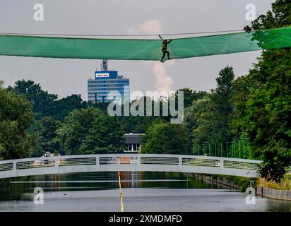 Albero 2 albero, giardino di arrampicata, corso di corde alte nel parco sportivo Wedau, corso di regata, percorso di arrampicata sul canale parallelo, Duisburg Foto Stock