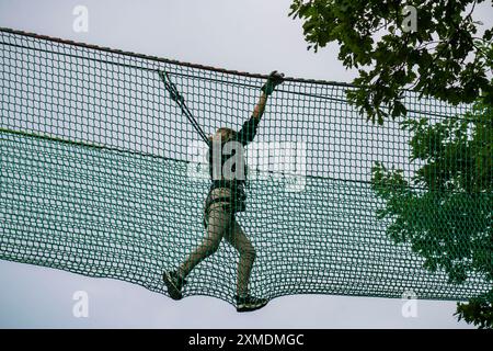 Albero 2 albero, giardino di arrampicata, corso di corde alte nel parco sportivo Wedau, corso di regata, percorso di arrampicata sul canale parallelo, Duisburg Foto Stock