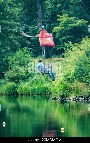 Tree 2 Tree, giardino per arrampicate, percorso con corde alte nel parco sportivo Wedau, presso il campo di regata, scivolo lungo 240 metri sul canale parallelo Foto Stock