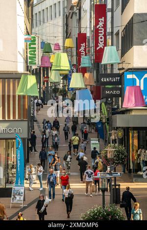 Centro città di Essen, estate, Limbecker Strasse, zona pedonale, via dello shopping, decorazione, Renania settentrionale-Vestfalia, Germania Foto Stock