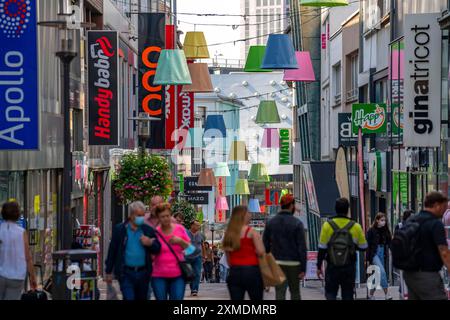 Centro città di Essen, estate, Limbecker Strasse, zona pedonale, via dello shopping, decorazione, Renania settentrionale-Vestfalia, Germania Foto Stock