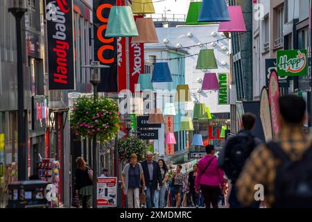 Centro città di Essen, estate, Limbecker Strasse, zona pedonale, via dello shopping, decorazione, Renania settentrionale-Vestfalia, Germania Foto Stock