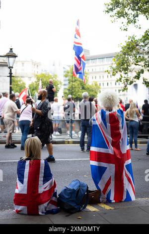 I sostenitori di Tommy Robinson e i gruppi di estrema destra si riuniscono a Trafalgar Square per una dimostrazione. Foto Stock