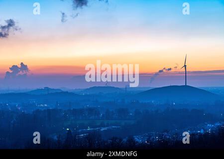 Paesaggio di cumuli di scorie, cumulo di scorie di Prosperstrasse con il Centro Alpino, cumulo di scorie di Beckstrasse con il Tetraeder e Mottbruch cumulo di scorie con il vento Foto Stock