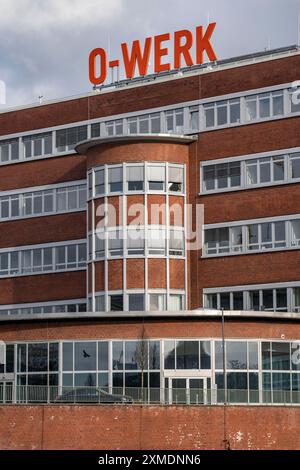 O-Werk, ex edificio amministrativo dello stabilimento Opel di Bochum, ora il fulcro del Campus o-Werk, un complesso di uffici con oltre 70 000 persone Foto Stock