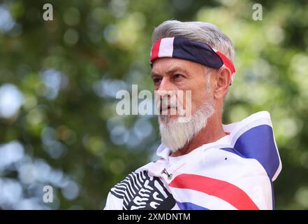 Londra, Regno Unito 27 luglio 2024. 1000 poliziotti extra sono stati reclutati per gestire e tenere parte alle manifestazioni opposte nel centro di Londra. Tommy Robinson guidò la sua marcia "Take Our Country Back" dalla Royal Courts of Justice a Trafalgar Square. La marcia contro il razzismo è andata da Russell Square a Whitehall. Credito : Monica Wells/Alamy Live News Foto Stock