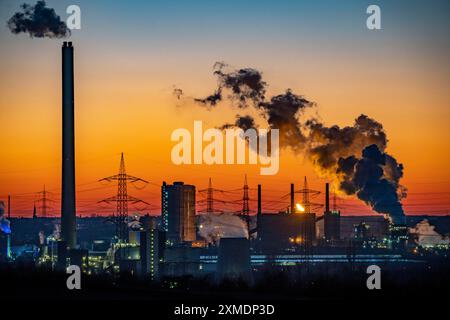 Impianto di cokeria prospera, gestito dal gruppo siderurgico ArcelorMittal, 146 forni da coke con una produzione giornaliera di 5500 tonnellate di coke, nubi estinguenti Foto Stock