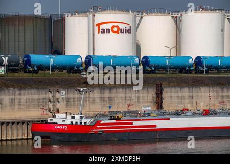 Duisport, porto di Ruhrort, isola petrolifera, azienda petrolifera TanQuid, per prodotti petroliferi, prodotti chimici, prodotti petrolchimici, gas liquefatto, merci Foto Stock