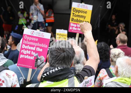 Londra, Regno Unito 27 luglio 2024. 1000 poliziotti extra sono stati reclutati per gestire e tenere parte alle manifestazioni opposte nel centro di Londra. Tommy Robinson guidò la sua marcia "Take Our Country Back" dalla Royal Courts of Justice a Trafalgar Square. La marcia contro il razzismo è andata da Russell Square a Whitehall. Credito : Monica Wells/Alamy Live News Foto Stock