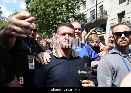 Londra, Regno Unito 27 luglio 2024. 1000 poliziotti extra sono stati reclutati per gestire e tenere parte alle manifestazioni opposte nel centro di Londra. Tommy Robinson guidò la sua marcia "Take Our Country Back" dalla Royal Courts of Justice a Trafalgar Square. La marcia contro il razzismo è andata da Russell Square a Whitehall. Credito : Monica Wells/Alamy Live News Foto Stock