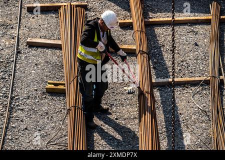 Lavori sulla rete di acciaio della fondazione del nuovo ponte Karl Lehr nel porto di Duisburg-Ruhrort, sulla Ruhr e sul canale portuale, importante Foto Stock