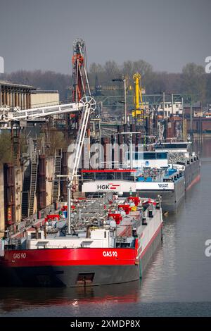 Duisport, porto di Ruhrort, isola petrolifera, azienda petrolifera TanQuid, per prodotti petroliferi, prodotti chimici, prodotti petrolchimici, gas liquefatto, merci Foto Stock