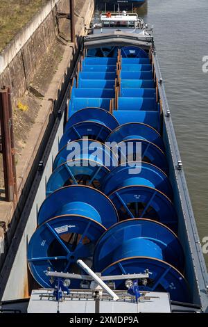 Nave da carico presso il canale portuale, porto interno Duisburg-Ruhrort, nave da carico, caricata con fusti cavi vuoti per cavi ad alta e altissima tensione della Foto Stock