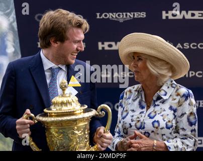 La regina Camilla dopo aver presentato il trofeo al barone Philip Von Ullmann durante il King George vi e la Queen Elizabeth Qipco Stakes durante il QIPCO King George Day all'Ascot Racecourse, Berkshire. Data foto: Sabato 27 luglio 2024. Foto Stock