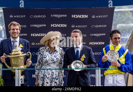 Proprietario barone Philip Von Ullmann, regina Camilla, proprietario Francis-Henri Graffard e Christophe Soumillon durante la presentazione durante il re Giorgio vi e la regina Elisabetta Qipco Stakes durante il QIPCO King George Day presso l'ippodromo di Ascot, Berkshire. Data foto: Sabato 27 luglio 2024. Foto Stock