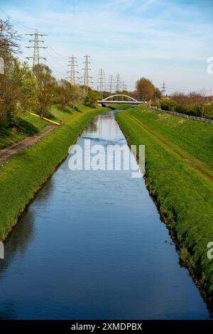 Il fiume Emscher, ex fiume fognario, dopo la conversione di Emscher, a Oberhausen, Renania settentrionale-Vestfalia, Germania Foto Stock