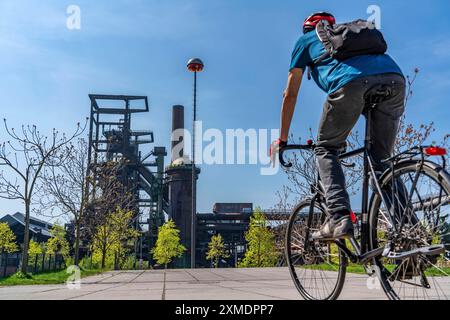 Phönix West, vecchie acciaierie a DortmundBiking nella zona della Ruhr, Franz slagheap, cartello slagheap, arancione, torre di osservazione a forma di conchiglia di lumaca, Hamm, Nor Foto Stock