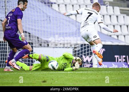 Anversa, Belgio. 27 luglio 2024. Il portiere di Beerschot Davor Matijas e il portiere dell'OHL Jon Thorsteinsson sono stati fotografati in azione durante una partita di calcio tra Beerschot va e OH Leuven, sabato 27 luglio 2024 ad Anversa, il giorno di apertura della stagione 2024-2025 della prima divisione del campionato belga della 'Jupiler Pro League'. BELGA PHOTO TOM GOYVAERTS credito: Belga News Agency/Alamy Live News Foto Stock