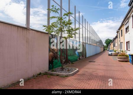 Barriera antirumore su Hombrucher Strasse a Essen-Frillendorf, lungo l'autostrada A40, lunga 250 metri, i residenti di una casa hanno avuto una foto di Foto Stock