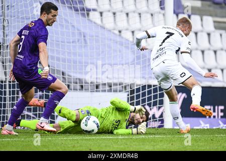 Anversa, Belgio. 27 luglio 2024. Il portiere di Beerschot Davor Matijas e il portiere dell'OHL Jon Thorsteinsson sono stati fotografati in azione durante una partita di calcio tra Beerschot va e OH Leuven, sabato 27 luglio 2024 ad Anversa, il giorno di apertura della stagione 2024-2025 della prima divisione del campionato belga della 'Jupiler Pro League'. BELGA PHOTO TOM GOYVAERTS credito: Belga News Agency/Alamy Live News Foto Stock