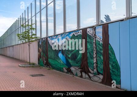 Barriera antirumore su Hombrucher Strasse a Essen-Frillendorf, lungo l'autostrada A40, lunga 250 metri, i residenti di una casa hanno avuto una foto di Foto Stock