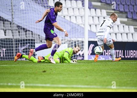 Anversa, Belgio. 27 luglio 2024. Il portiere di Beerschot Davor Matijas e il portiere dell'OHL Jon Thorsteinsson sono stati fotografati in azione durante una partita di calcio tra Beerschot va e OH Leuven, sabato 27 luglio 2024 ad Anversa, il giorno di apertura della stagione 2024-2025 della prima divisione del campionato belga della 'Jupiler Pro League'. BELGA PHOTO TOM GOYVAERTS credito: Belga News Agency/Alamy Live News Foto Stock