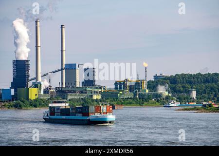 Alsumer Berg, montagna di macerie, punto panoramico, destra, acciaierie ThyssenKrupp a Duisburg-Marxloh, impianto di cokeria Schwelgern, camino della sinterizzazione Foto Stock