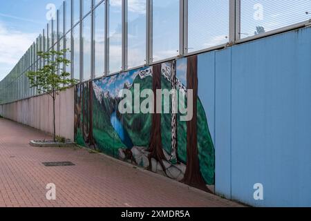 Barriera antirumore su Hombrucher Strasse a Essen-Frillendorf, lungo l'autostrada A40, lunga 250 metri, i residenti di una casa hanno avuto una foto di Foto Stock