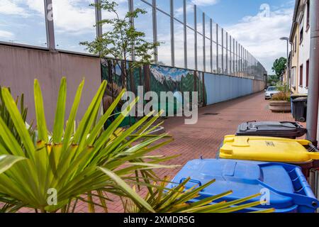 Barriera antirumore su Hombrucher Strasse a Essen-Frillendorf, lungo l'autostrada A40, lunga 250 metri, i residenti di una casa hanno avuto una foto di Foto Stock